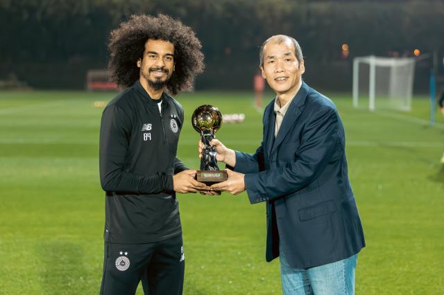 体坛代表赴多哈颁奖 阿菲夫捧起2024亚洲金球奖